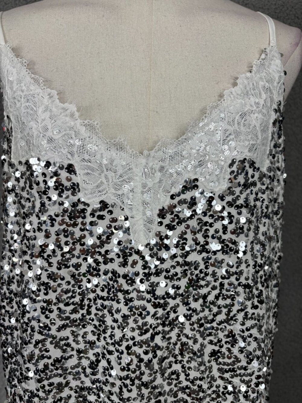 Miyieonz Women's Sequin Lace V -Neck Tank Top White & Silver Size Med NWT's. - Picture 2 of 8